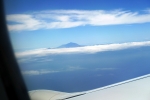 Подлетаем к острову Тенерифе, над облаками возвышается вулкан Тейде.