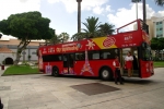 Туристический автобус с открытым верхом в Лас-Пальмасе. Он двигается по