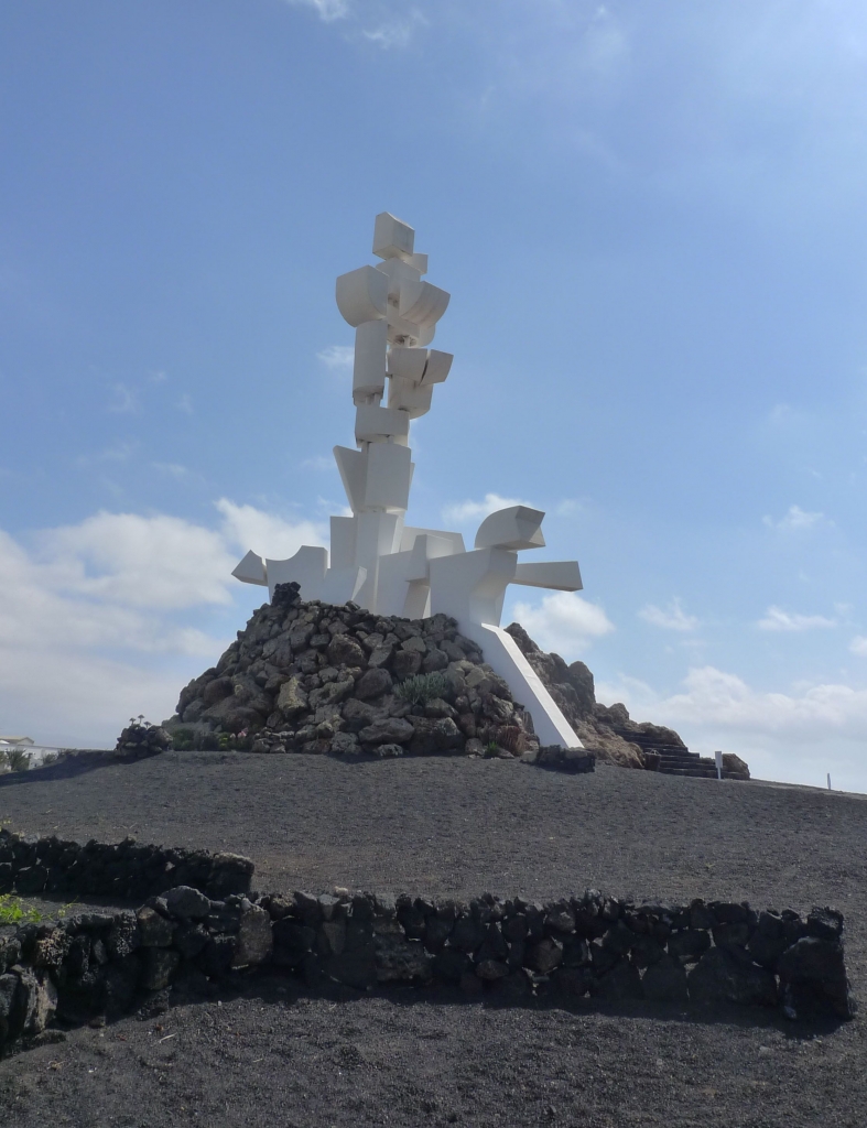 Памятник крестьянину, автор Сезаре Манрике. Сделан из баков