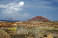 Вулкан  Montaña Bermej помимо карминного окраса имеет еще одно отличие от остальных вулканов. На Канарских островах вулканы обычно расположен по одной оси с юго-востока на северо-заплад. НА Грасиоса так расположены Montaña Amarilla, Montaña del Mojón, Las Agujas. Bermej же отбился и прилепился к северо-восточному берегу.