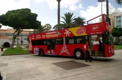 Туристический автобус с открытым верхом в Лас-Пальмасе. Он двигается по кольцевому маршруту и туристы могут выходить, а потом снова садиться на любой из его остановок.