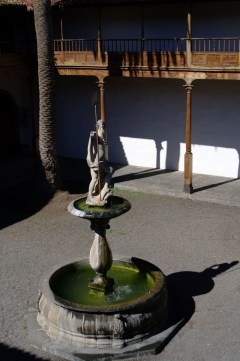 Фонтан со статуей Нептуна во внутреннем дворике бывшего монастыря Сан-Франциско в городе Икод-де-лос-Винос - подарок монастырю от потерпевших кораблекрушение мореплавателей за оказанную им помощь.